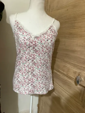 Débardeur  fleurie blanche à fines bretelles et dentelle - Taille S/M