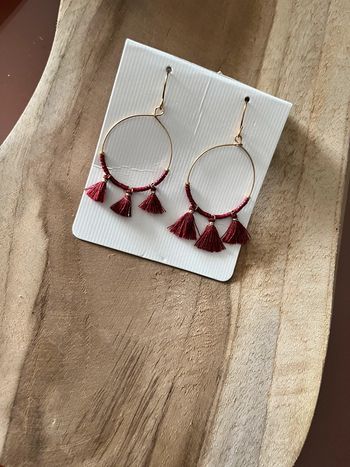 Boucles d’oreille anneau doré et pompons Bordeaux