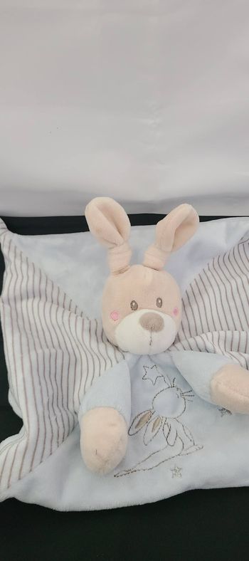 Doudou plat Lapin bleu rayé attache tétine SIMBA NICOTOY