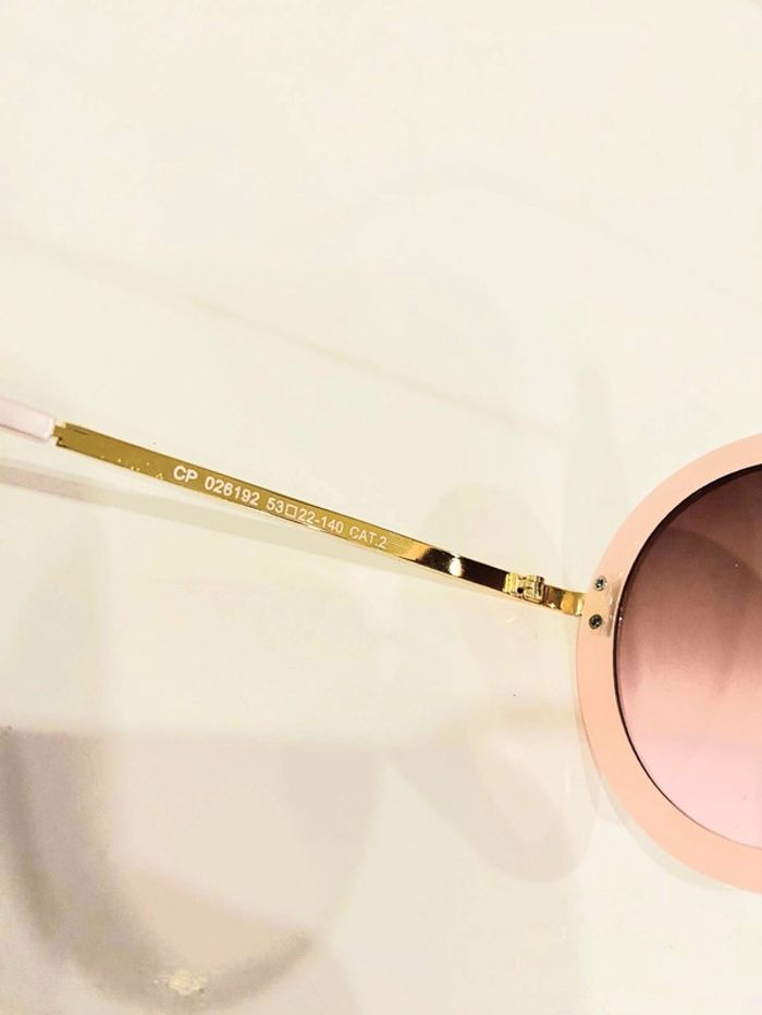 Lunette de soleil femme ronde rose marbré et dorée verres dégradés UV protection catégorie 2 - photo numéro 5