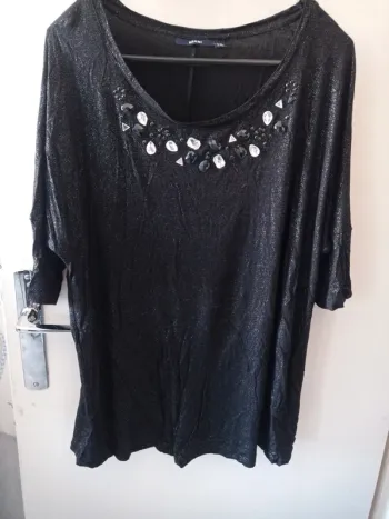 T-shirt manche courte noir pailletés avec diamants sur le devant