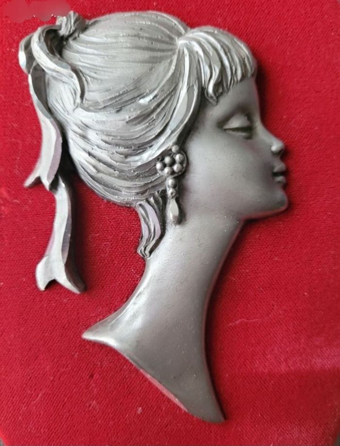 Cadre ovale visage étain