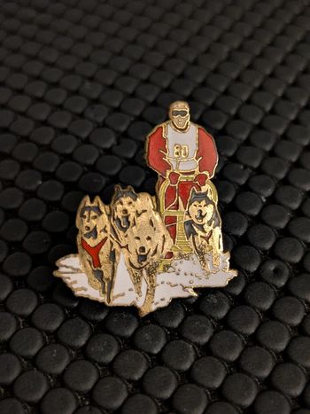 Pin's chien traîneau Musher signé Démons et Merveilles