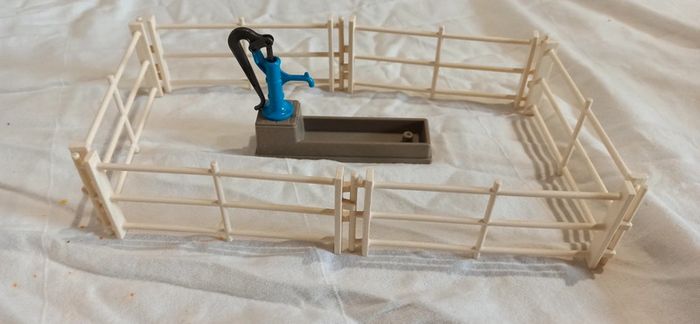 Enclos avec barrières blanches et abreuvoir playmobil - photo numéro 2