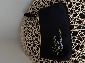 Trousse de toilette Sisley « Les soins capillaires sont le nouveau soin de la peau » en néoprène, ne