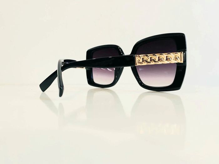 Lunette de soleil femme rectangulaire noire bras en chaîne dorée verres dégradés uvprotection cat 3 - photo numéro 8