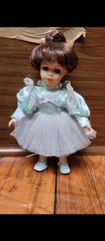 Poupée de porcelaine danseuse en tutu