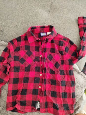 Chemise a carreaux rouge et noir. Taille 110 cm. Lupilu. Très bon état