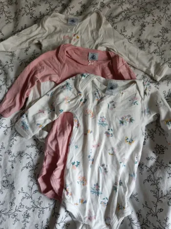 Lot de 3 bodies Petit Bateau roses fleurs 67cm