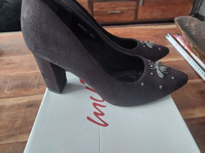 Chaussures noires femme vends chaussures noires avec petite déco sur ke devant.  Pointure - photo numéro 3