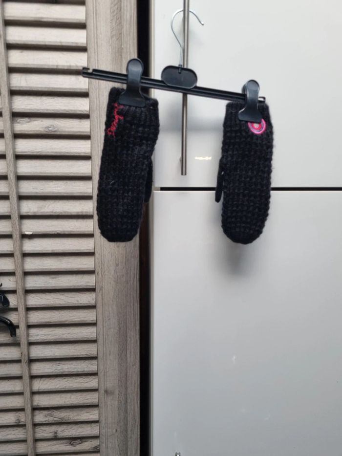 Moufles Desigual noir porté