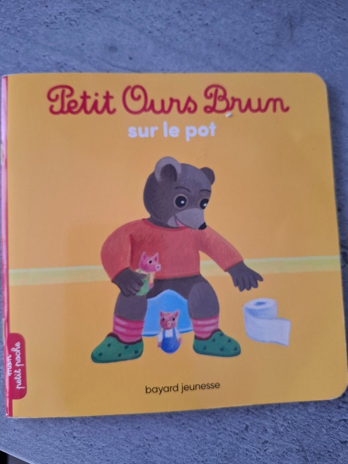 Livre petit ours brun sur le pot