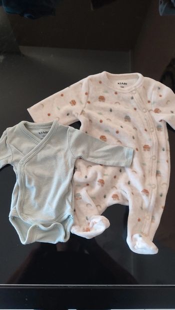2 Lots bodies/  pyjamas taille 0 naissance ( 4 pièces )