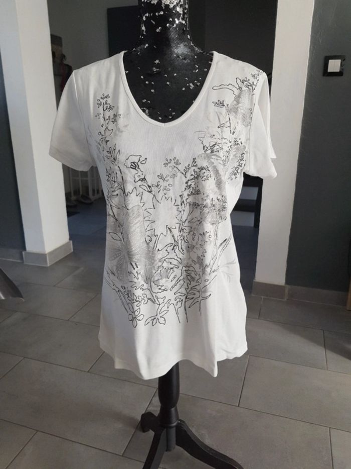 T-shirt blanc imprimé papillon