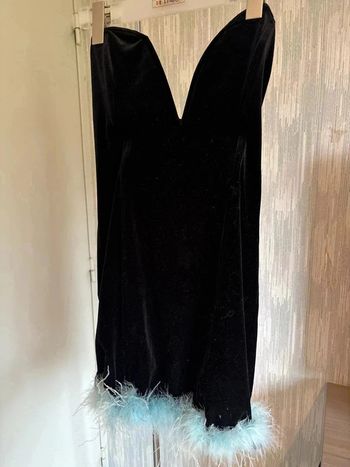 Robe noire Bershka en velours avec plumes - Taille 40 •