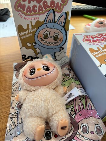 Peluche labubu édition macaron beige