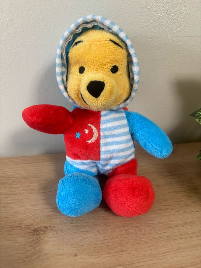 Doudou Winnie pyjama capuche bleu rouge étoile Disney nicotoy - photo numéro 2