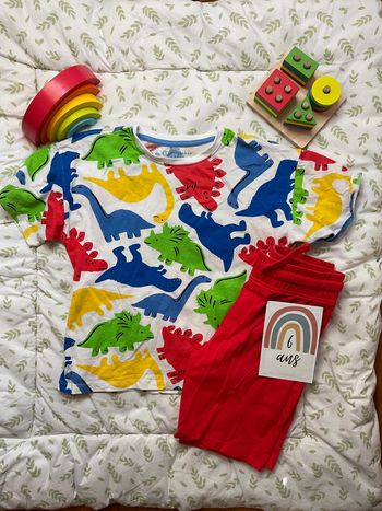 ensemble teeshirt blanc motifs dinosaures et short rouge 6/7 ans primark