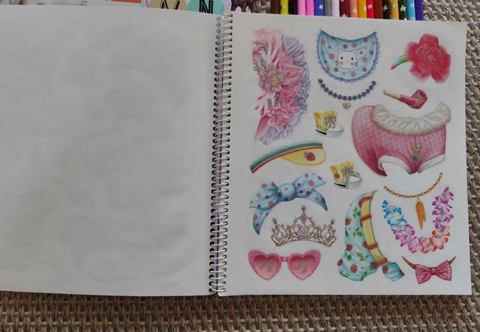 Livres de coloriage Top Model + crayons + cadeaux , très bon état - photo numéro 4
