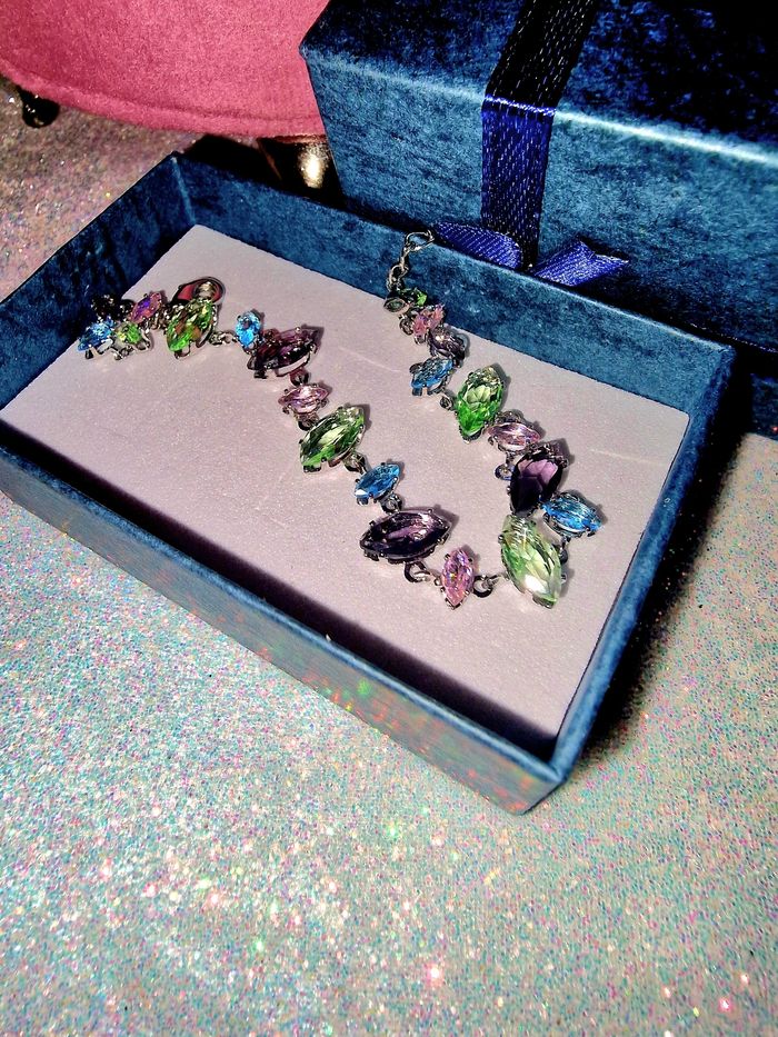 Joli bracelet incrusté de cristaux