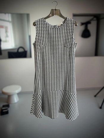 Robe Esprit noire et blanche à motifs géométriques, coupe droite, allure graphique et moderne