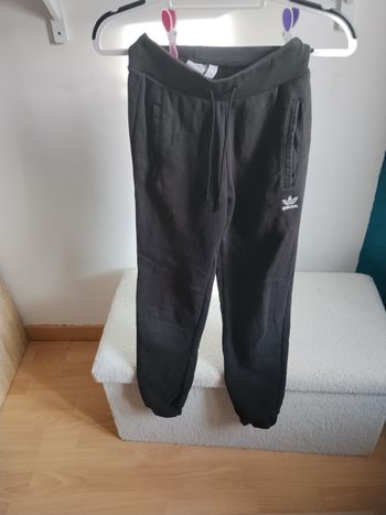 Pantalon jogging de sport Adidas.