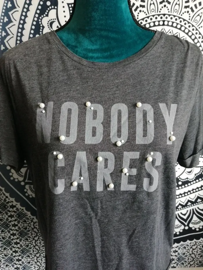 Tee-shirt gris foncé chiné avec perles et message / jennyfer / (S) - photo numéro 3