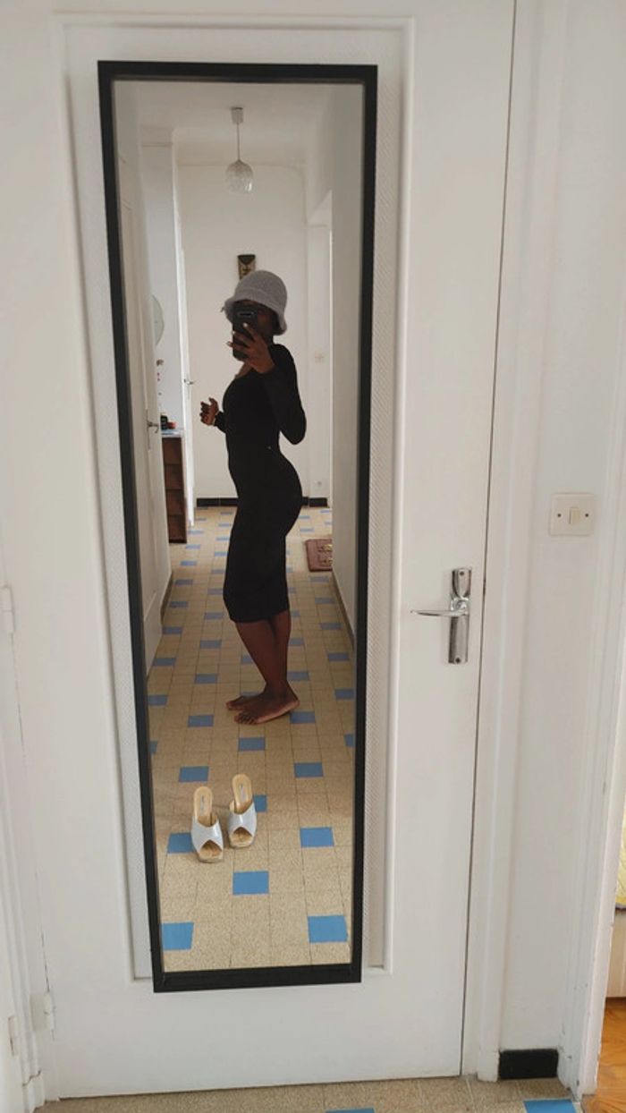 Petite robe noire gainante - photo numéro 11