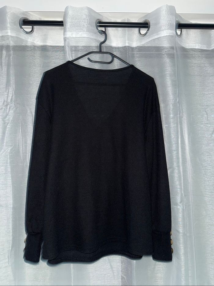 Pull col V avec boutons sur les manches - Taille M - Bon état - photo numéro 2