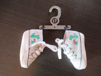 Chaussons / chaussures baskets garçon bébé 17 neufs dinosaures arc en ciel