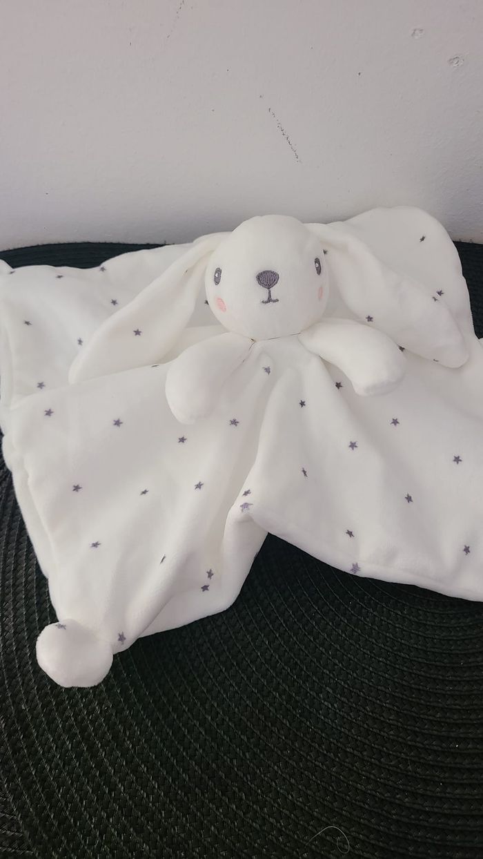 Doudou plat lapin SIMBA TOYS blanc étoiles attache tétine