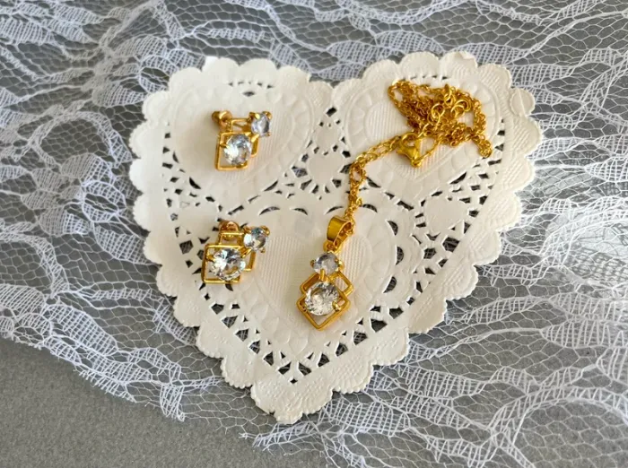 # collier et boucles d’oreilles #
