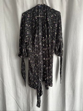 Chemise noire à fleurs