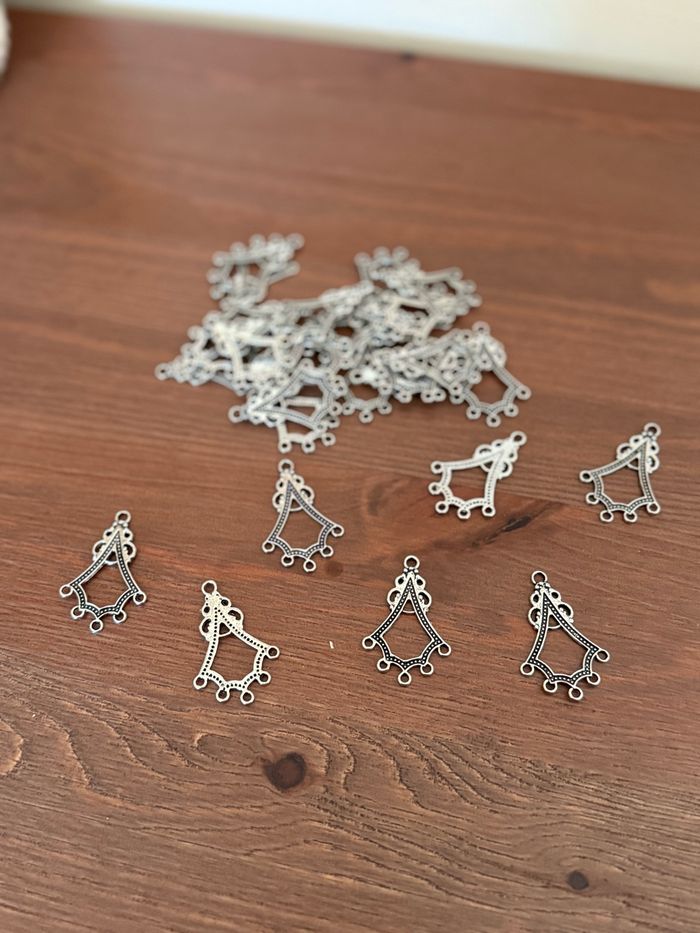 Un lot de pendentifs connecteurs - DIY