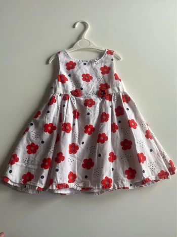 Robe blanche avec de grosse fleurs rouge