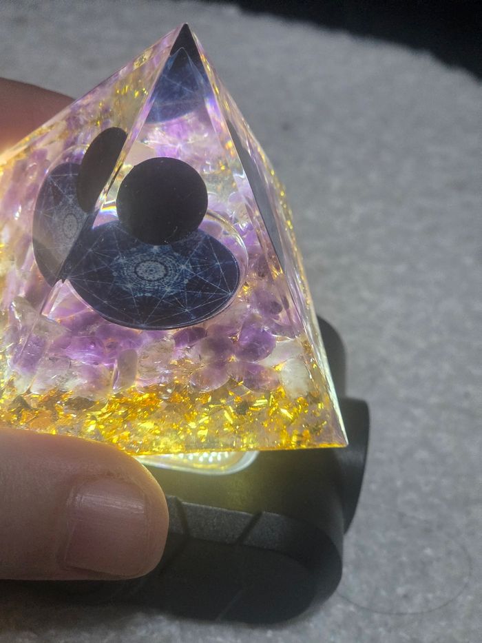 Pyramide résine obsidienne - photo numéro 2