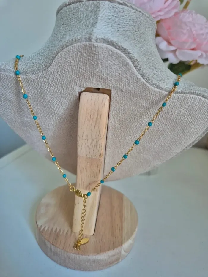 Collier style gigi dorée en acier inoxydable
🌸 perles bleu avec médaille croix - photo numéro 3