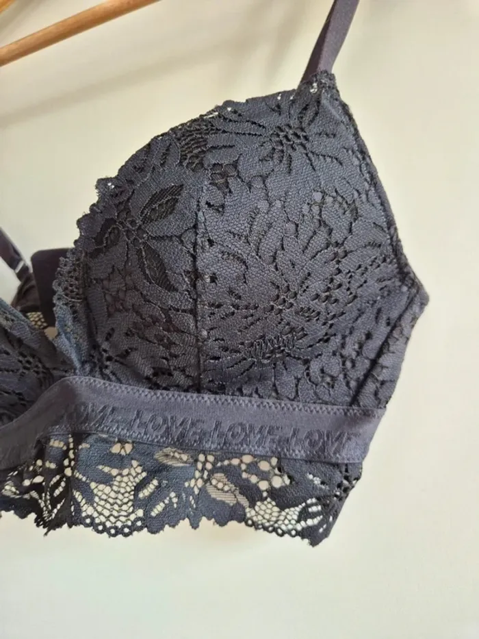 Soutien-gorge en dentelle H&M bleu marine
Taille française 90B eur 75B - photo numéro 3