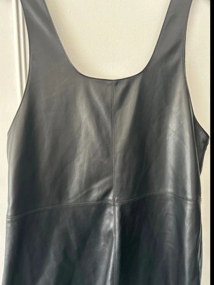 Robe courte à bretelles en similicuir noir taille M Mango - photo numéro 3