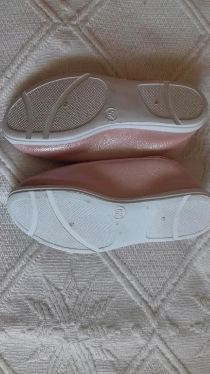 Chaussons souple rose brillant (idéal école, danse,gym) pointure 25 - photo numéro 2