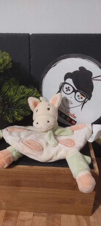 doudou cheval âne rond kimbaloo beige jaune vert jambe écharpe ovale Orange la Halle