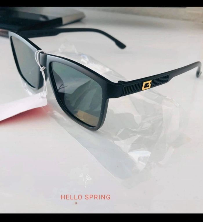 Lunettes de soleil noires - photo numéro 2