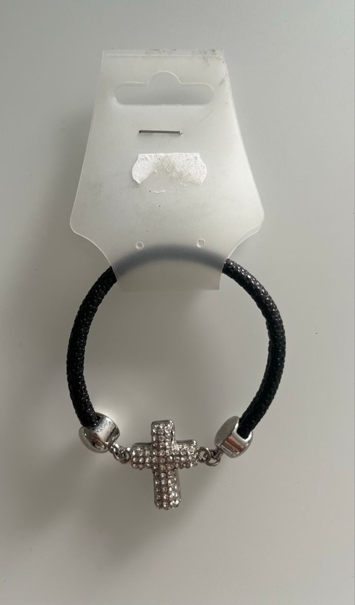 Bracelet similicuir avec croix argenté en strass Neuf