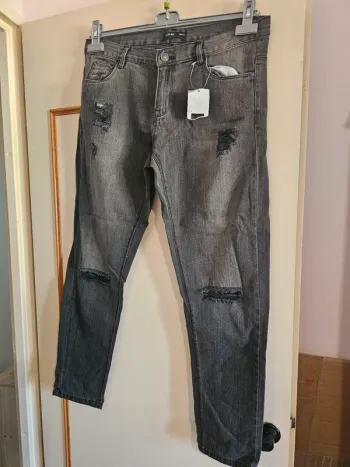 Jean noir a trou Boy Fit 40 L, neuf