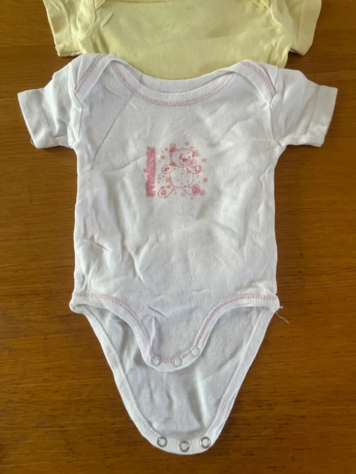 Lot 5 body manches courtes 6 mois - photo numéro 2
