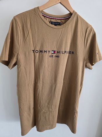 T-shirt marron camel
Tommy hilfiger 
Taille S
Excellent état