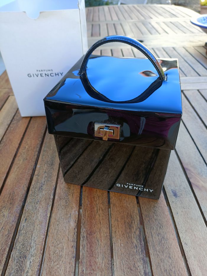 COFFRET A BIJOUX VERNIS NOIR GIVENCHY PARFUMS - photo numéro 2