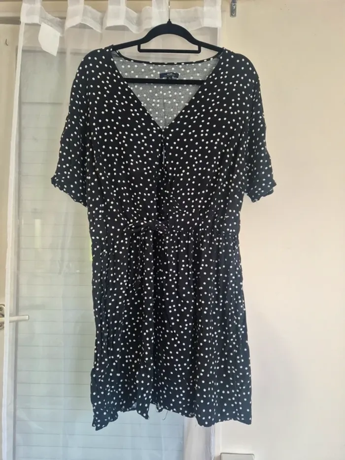 Robe d'été noire à pois blanc