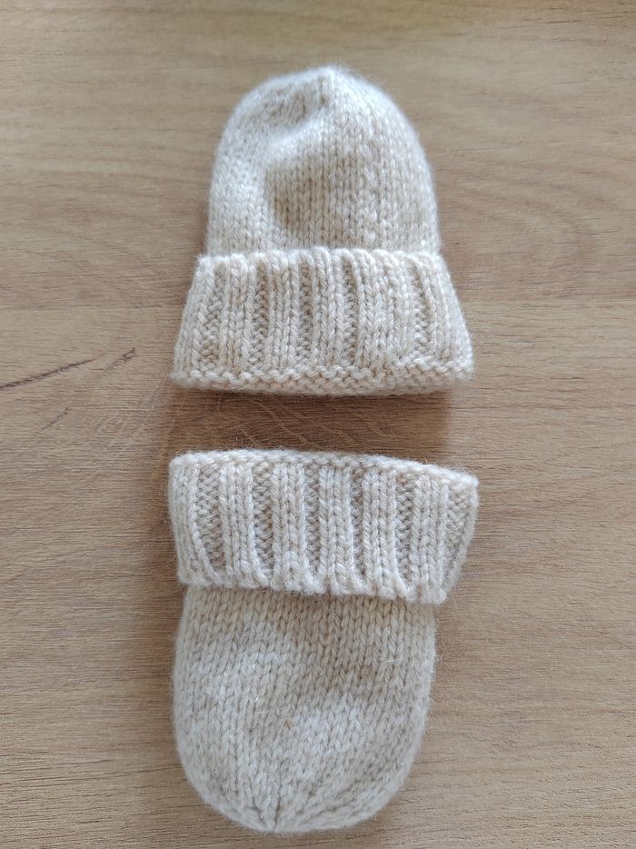 Ensemble naissance en tricot bonnet + moufles + chaussons - photo numéro 4