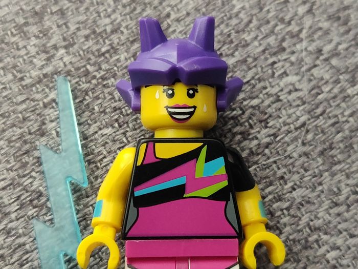 Figurine femme jogging multicolore - vrai Lego - photo numéro 4